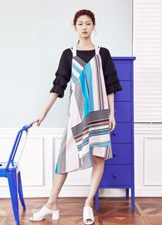 Hoyeon feet photo thumbnail