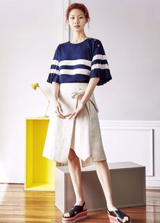 Hoyeon feet photo thumbnail