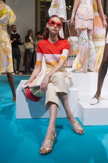 Hoyeon feet photo thumbnail