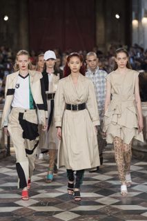 Hoyeon feet photo thumbnail