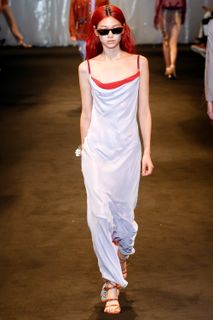 Hoyeon feet photo thumbnail