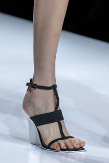 Hoyeon feet photo thumbnail