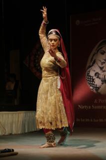Hrishitaa Bhatt feet photo 2