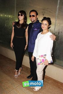 Hrishitaa Bhatt feet photo 12