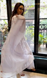 Hrishitaa Bhatt feet photo 3