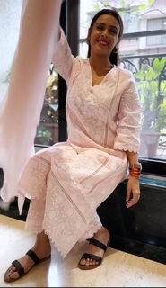 Hrishitaa Bhatt feet photo 2