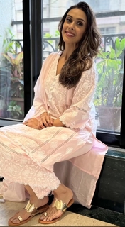 Hrishitaa Bhatt feet photo 1