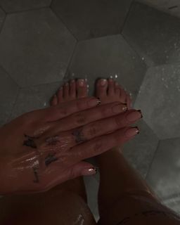 Huda Mustafa feet photo thumbnail