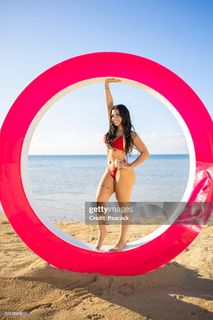 Huda Mustafa feet photo thumbnail