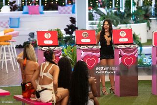 Huda Mustafa feet photo thumbnail