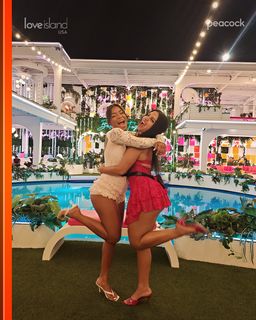 Huda Mustafa feet photo thumbnail