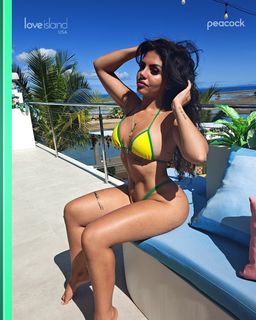 Huda Mustafa feet photo thumbnail