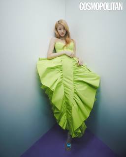 Huh Yun-jin feet photo thumbnail