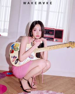 Huh Yun-jin feet photo thumbnail