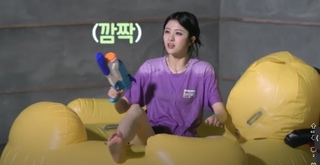 Huh Yun-jin feet photo thumbnail