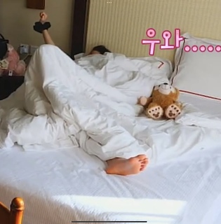 Huh Yun-jin feet photo thumbnail