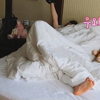 Huh Yun-jin feet photo thumbnail