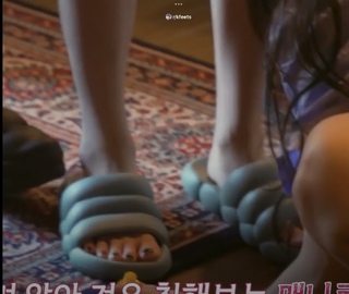 Huh Yun-jin feet photo thumbnail