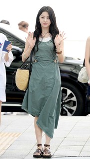 Huh Yun-jin feet photo thumbnail