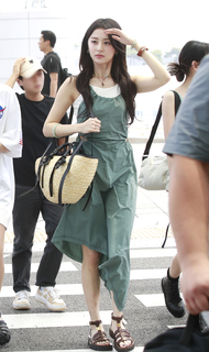 Huh Yun-jin feet photo thumbnail