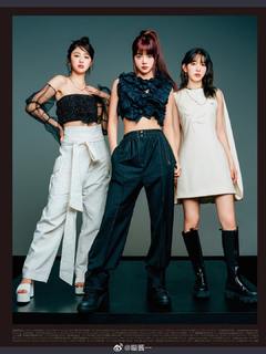 Huh Yun-jin feet photo thumbnail