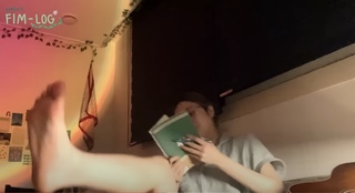 Huh Yun-jin feet photo thumbnail