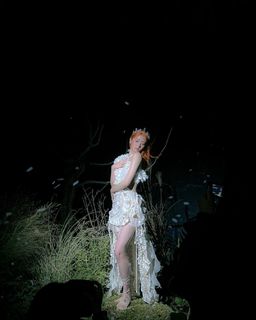 Huh Yun-jin feet photo thumbnail