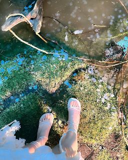 Huh Yun-jin feet photo thumbnail