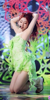 Huh Yun-jin feet photo thumbnail