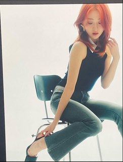 Huh Yun-jin feet photo thumbnail