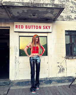 Huh Yun-jin feet photo thumbnail