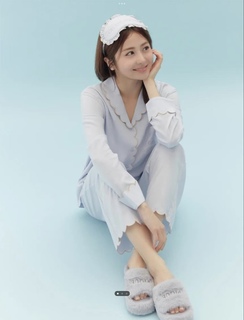 Huh Yun-jin feet photo thumbnail