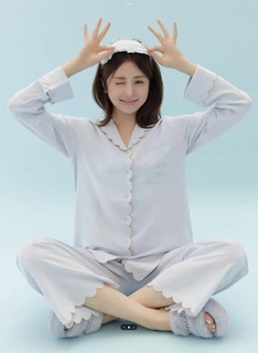 Huh Yun-jin feet photo thumbnail
