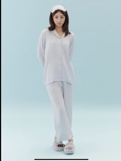 Huh Yun-jin feet photo thumbnail