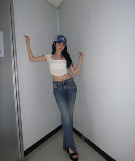 Huh Yun-jin feet photo thumbnail