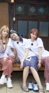 Huh Yun-jin feet photo thumbnail