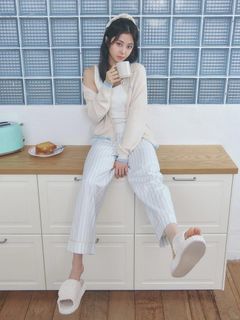 Huh Yun-jin feet photo thumbnail