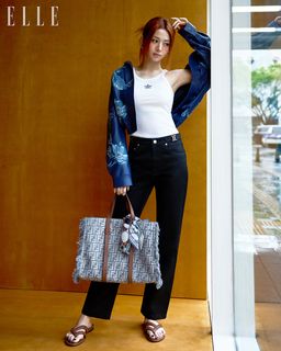 Huh Yun-jin feet photo thumbnail