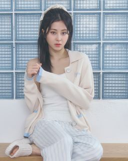 Huh Yun-jin feet photo thumbnail