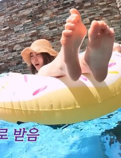 Huh Yun-jin feet photo thumbnail