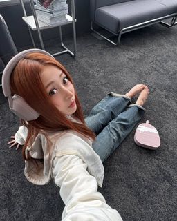 Huh Yun-jin feet photo thumbnail