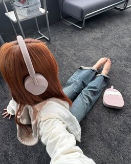 Huh Yun-jin feet photo thumbnail