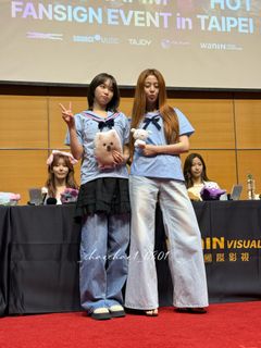 Huh Yun-jin feet photo thumbnail