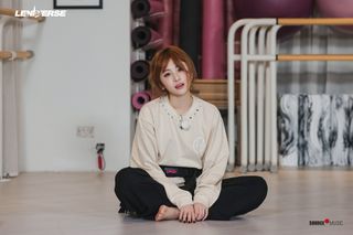 Huh Yun-jin feet photo thumbnail