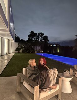 Huh Yun-jin feet photo thumbnail