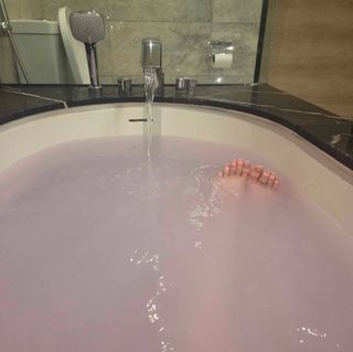 Huh Yun-jin feet photo thumbnail