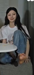 Huh Yun-jin feet photo thumbnail