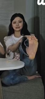 Huh Yun-jin feet photo thumbnail