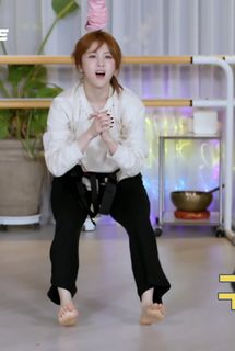 Huh Yun-jin feet photo 16