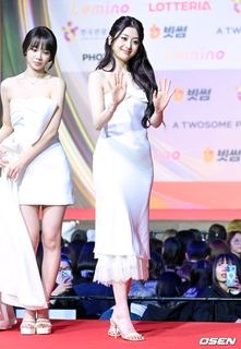Huh Yun-jin feet photo 14
